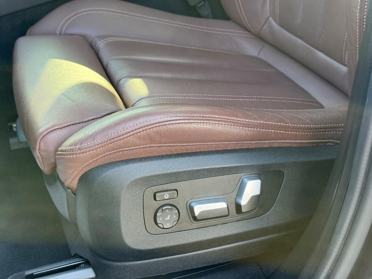 BMW X5 Vehicle Full-screen Gallery Image 27