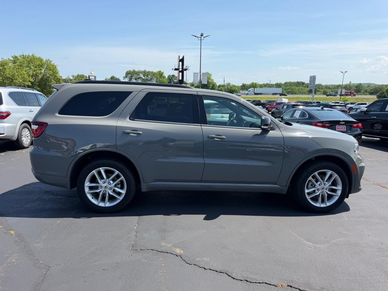 Dodge Durango Vehicle Full-screen Gallery Image 02