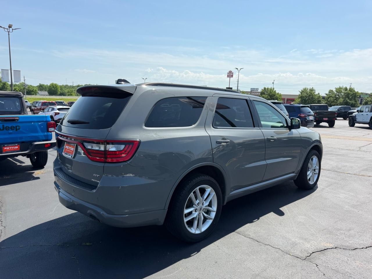 Dodge Durango Vehicle Full-screen Gallery Image 03