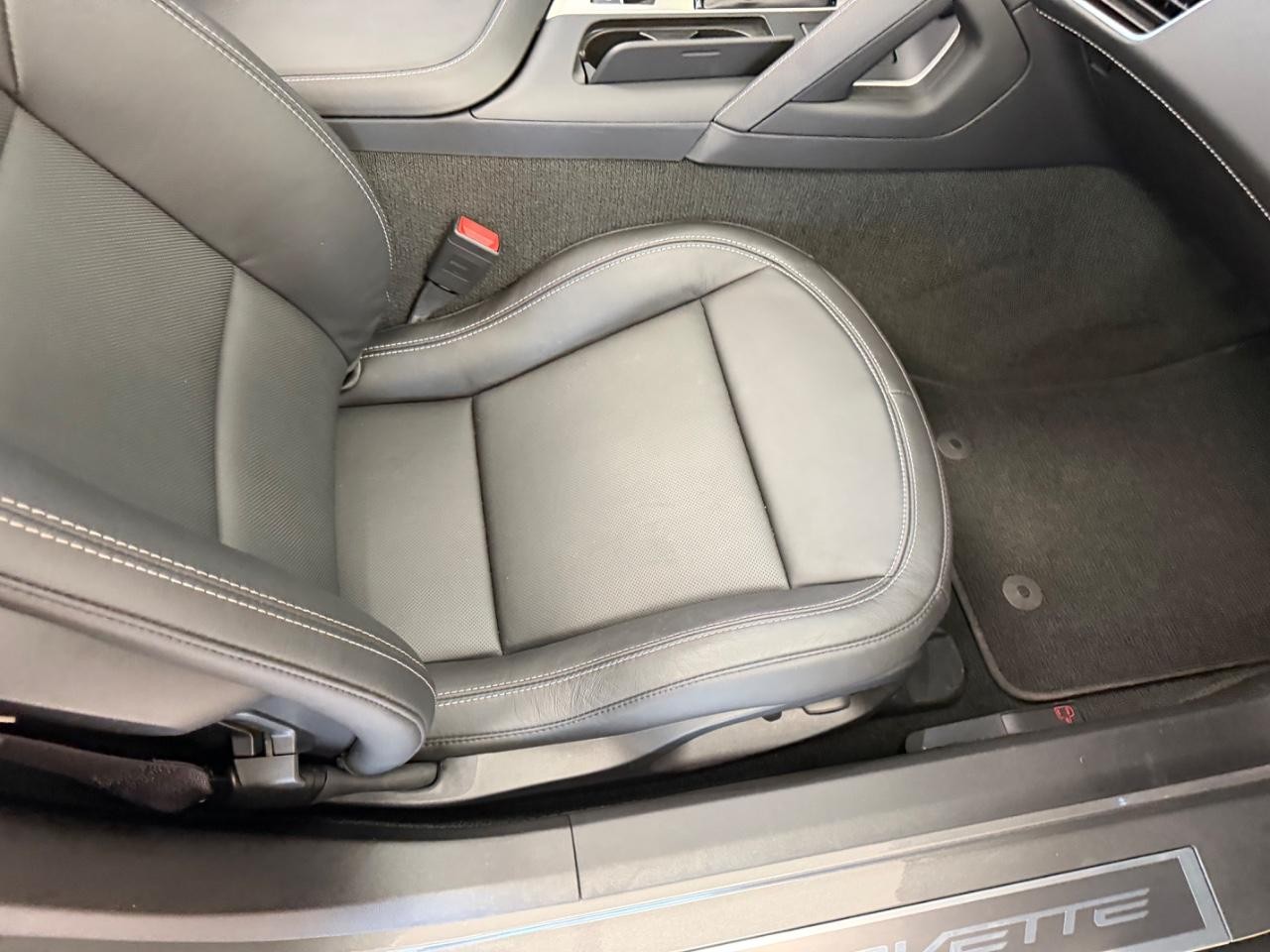 Chevrolet Corvette Vehicle Full-screen Gallery Image 16