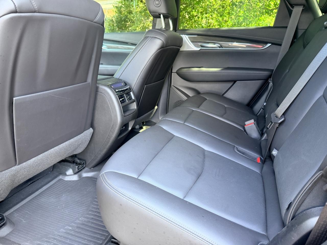 Cadillac XT5 Vehicle Full-screen Gallery Image 09