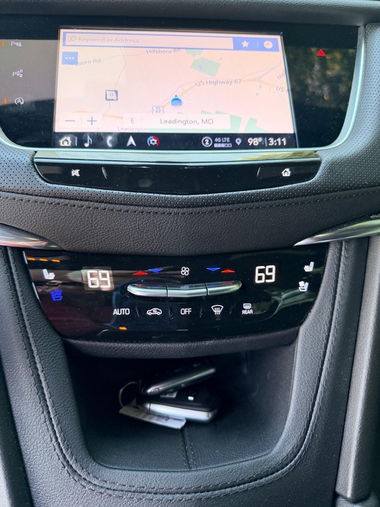 Cadillac XT5 Vehicle Full-screen Gallery Image 11