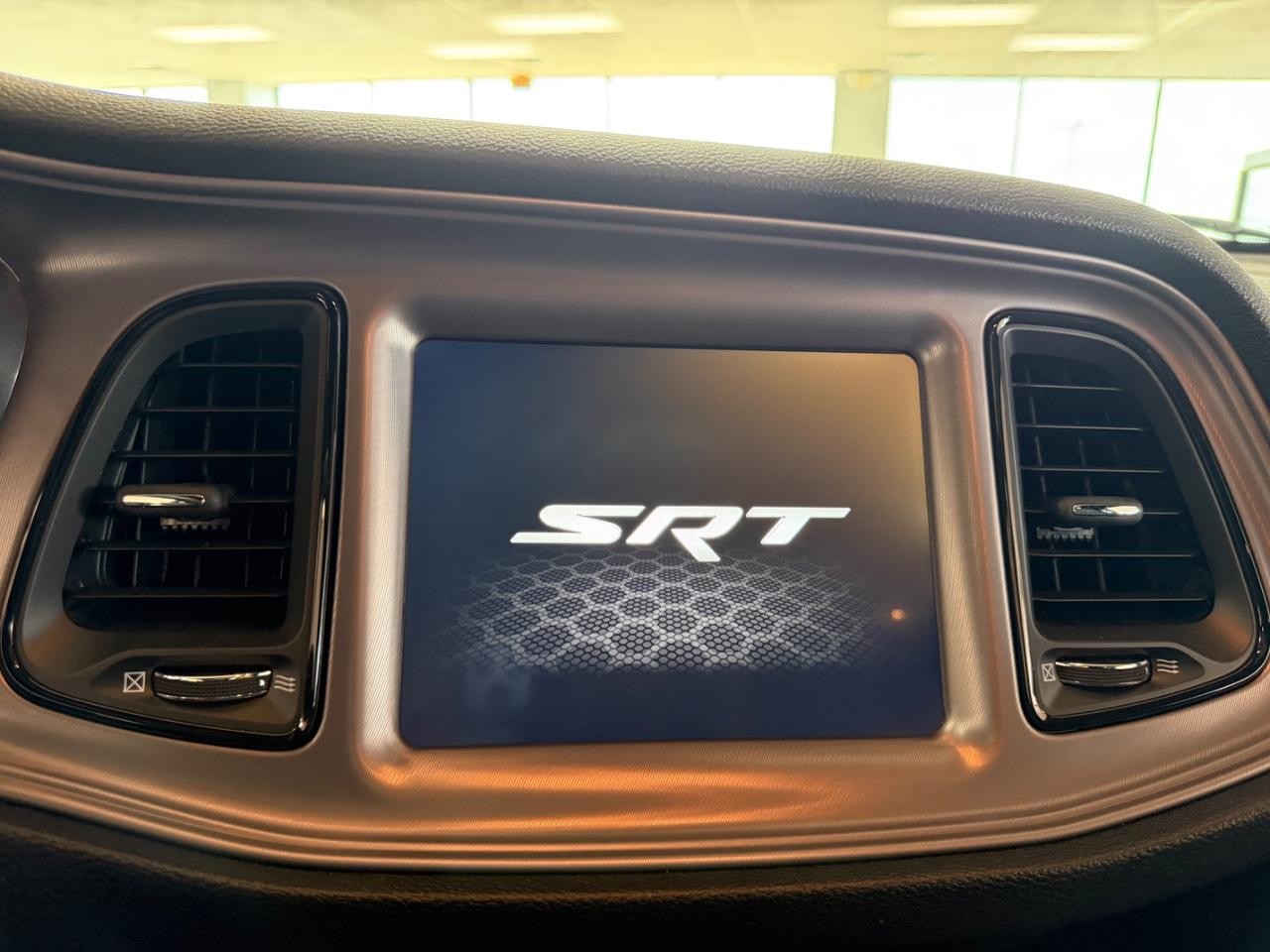 Dodge Challenger Vehicle Full-screen Gallery Image 16