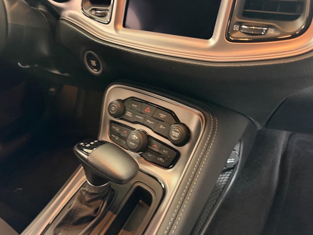 Dodge Challenger Vehicle Full-screen Gallery Image 17