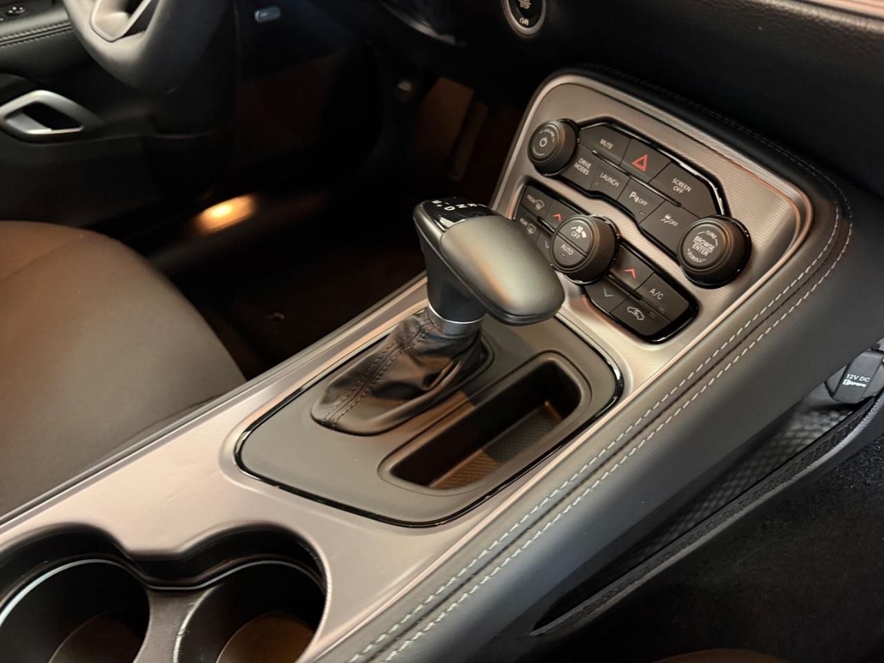 Dodge Challenger Vehicle Full-screen Gallery Image 18