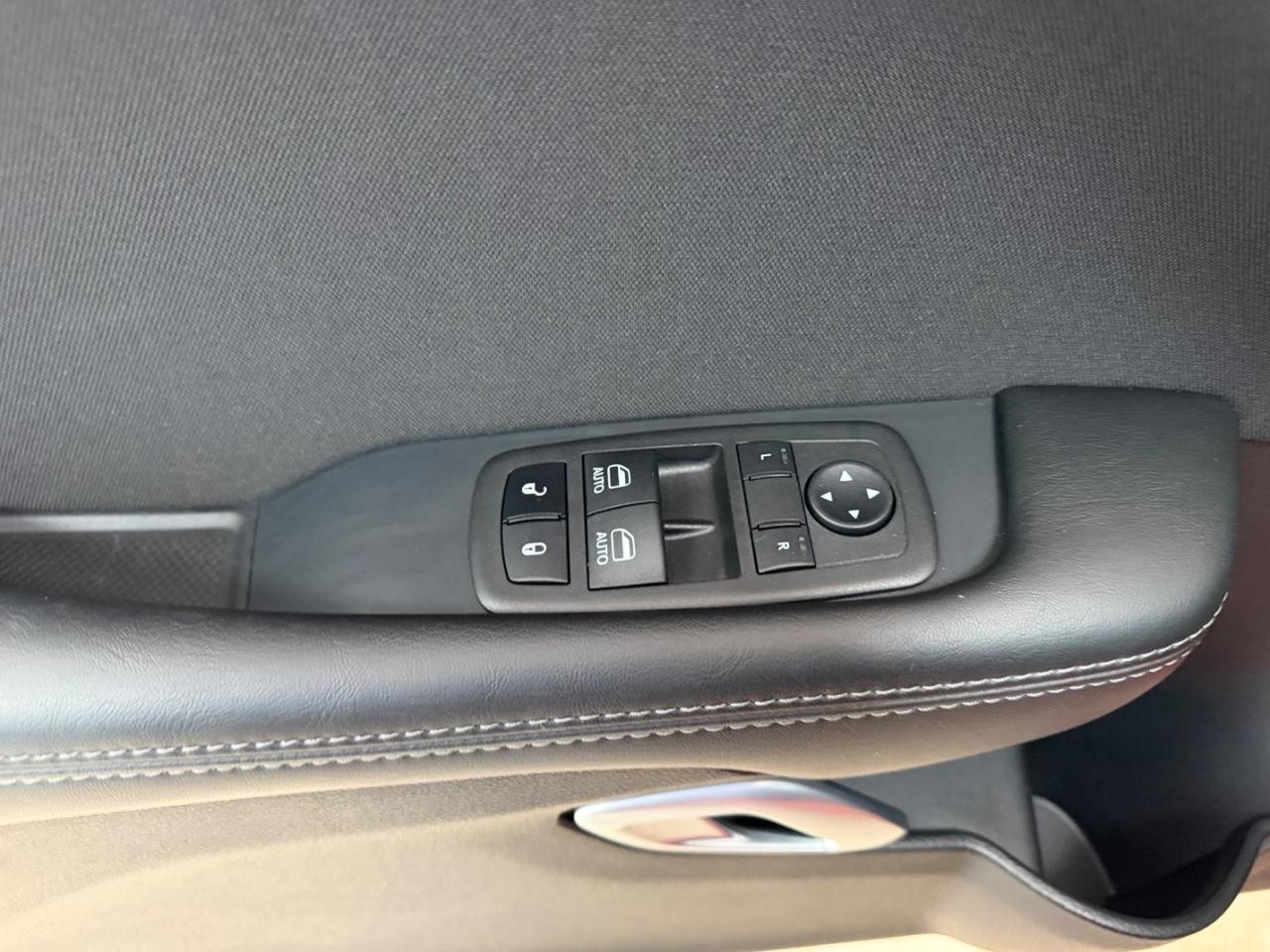 Dodge Challenger Vehicle Full-screen Gallery Image 19