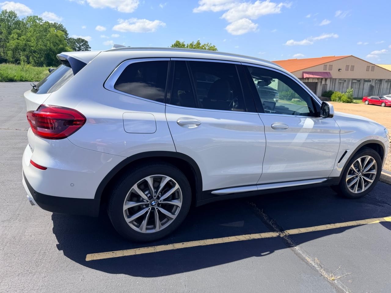 BMW X3 Vehicle Full-screen Gallery Image 06