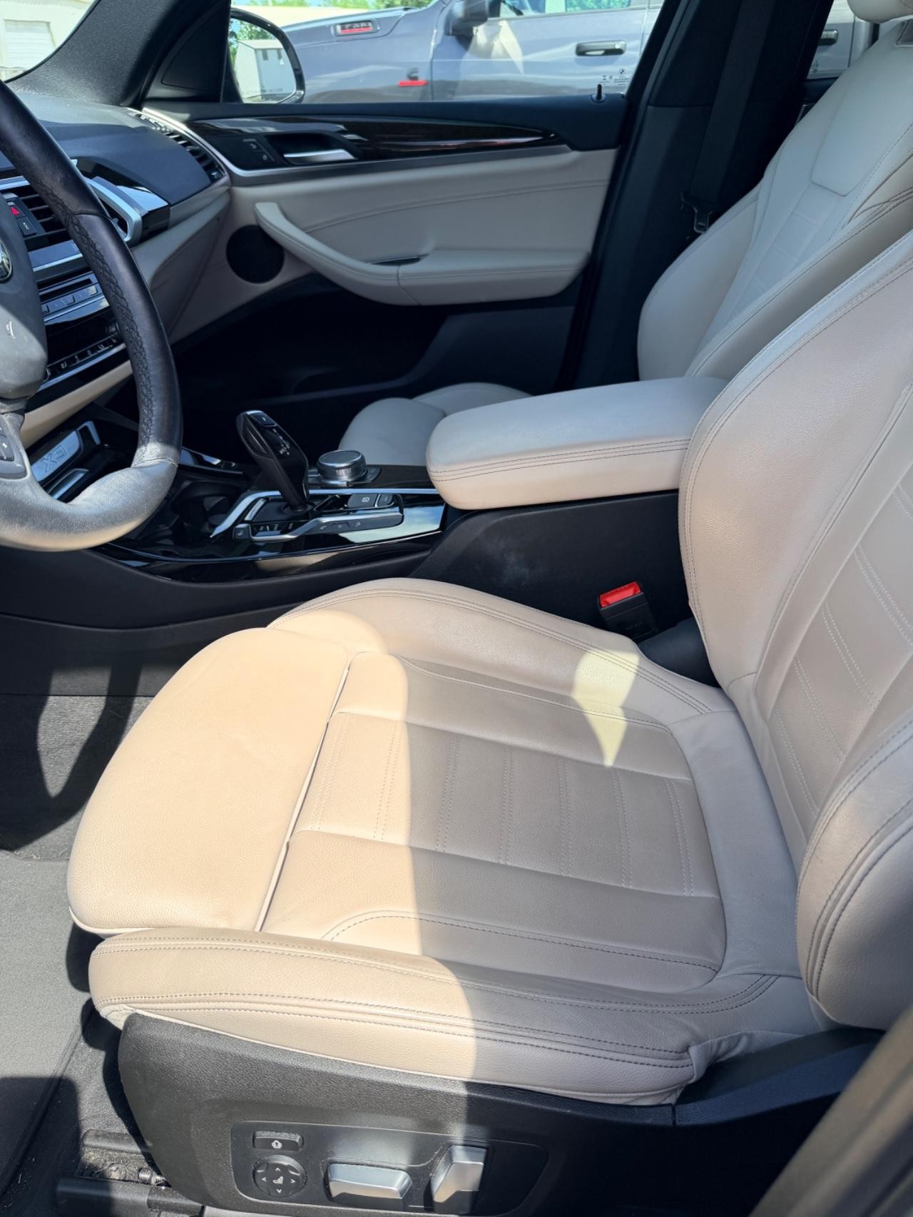 BMW X3 Vehicle Full-screen Gallery Image 08