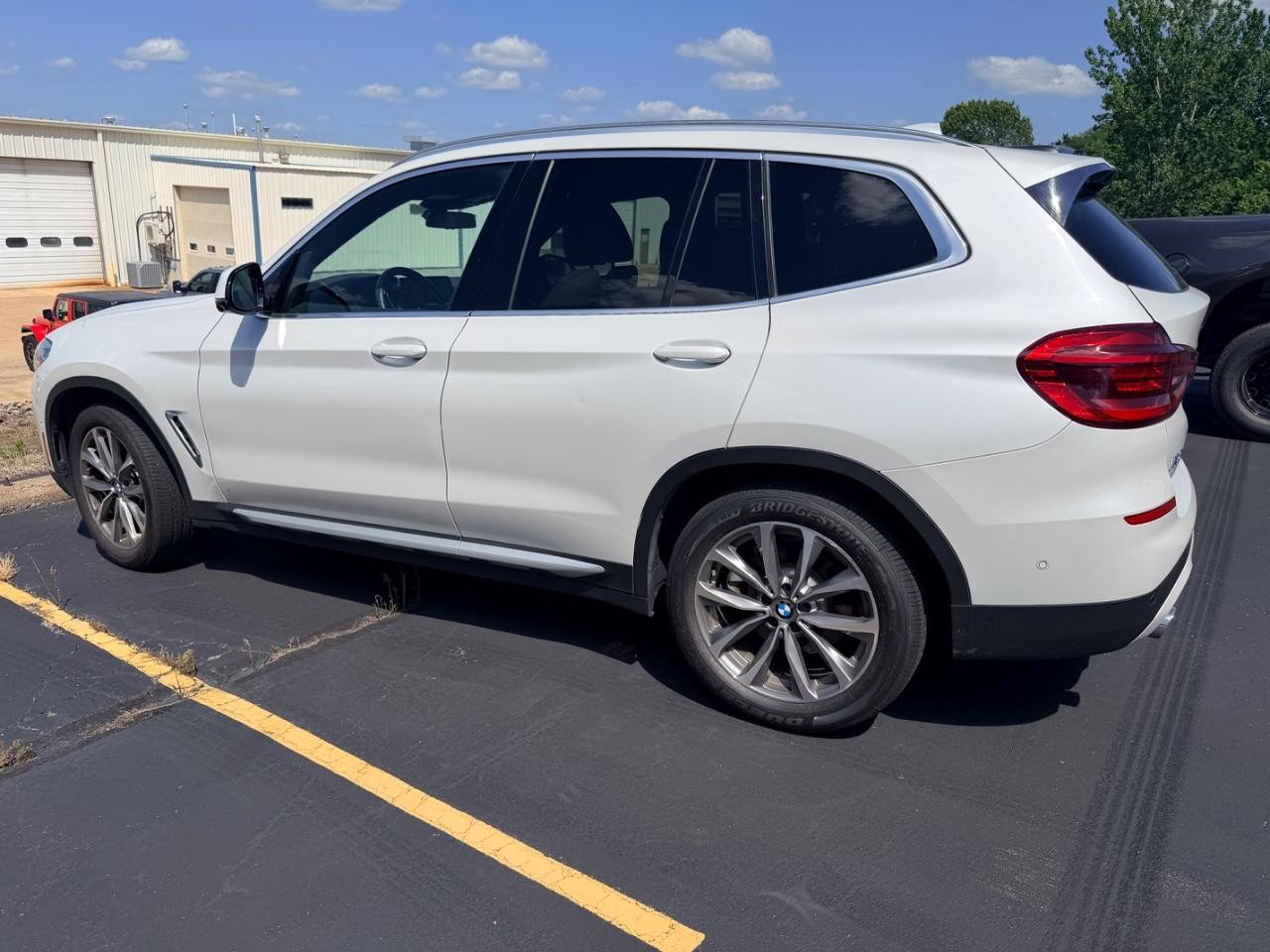 BMW X3 Vehicle Full-screen Gallery Image 09