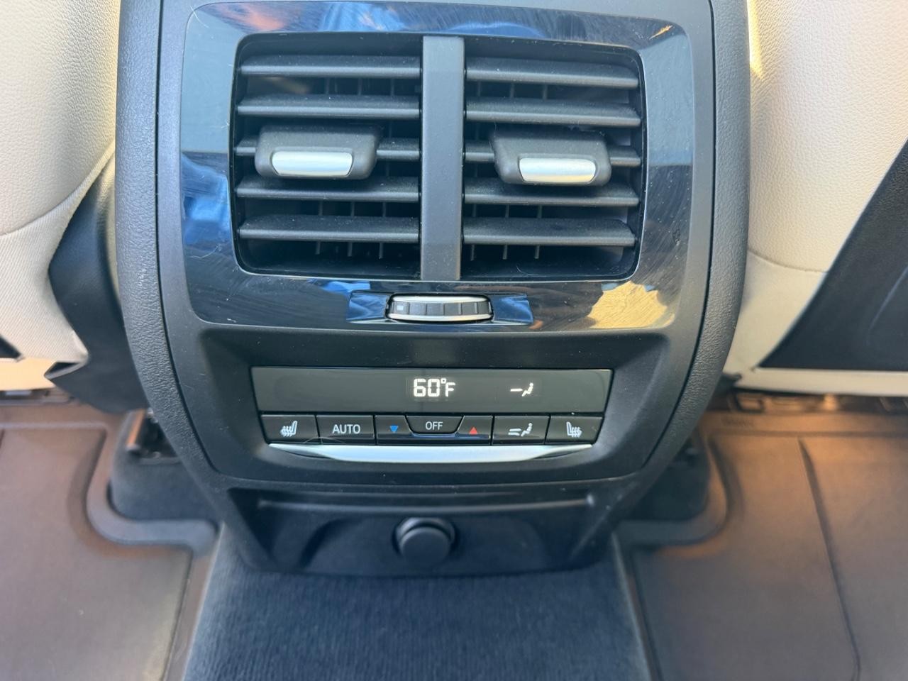 BMW X3 Vehicle Full-screen Gallery Image 12
