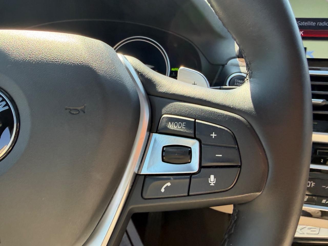BMW X3 Vehicle Full-screen Gallery Image 16