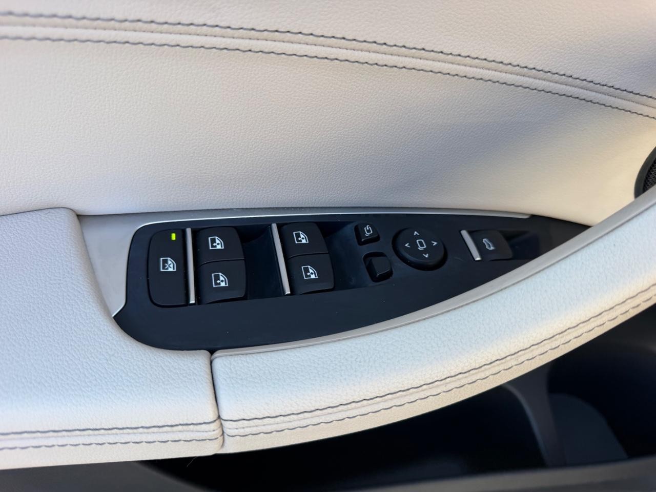 BMW X3 Vehicle Full-screen Gallery Image 21