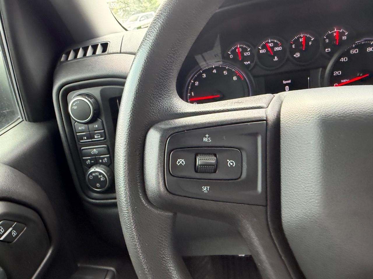 Chevrolet Silverado 1500 Vehicle Full-screen Gallery Image 12