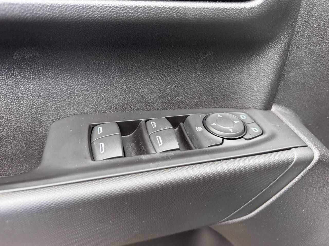 Chevrolet Silverado 1500 Vehicle Full-screen Gallery Image 16