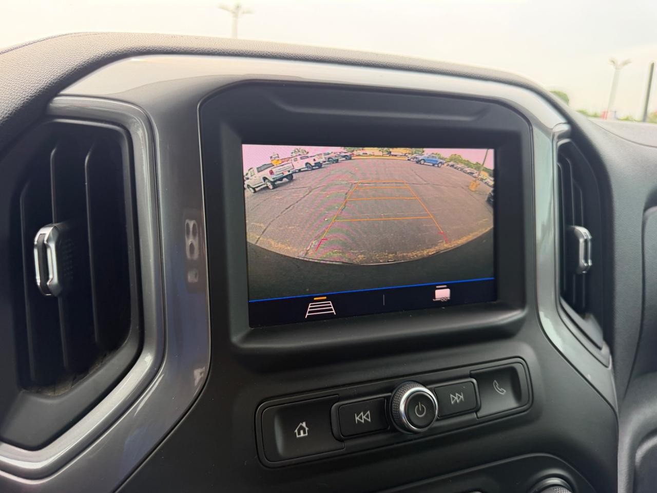 Chevrolet Silverado 1500 Vehicle Full-screen Gallery Image 19