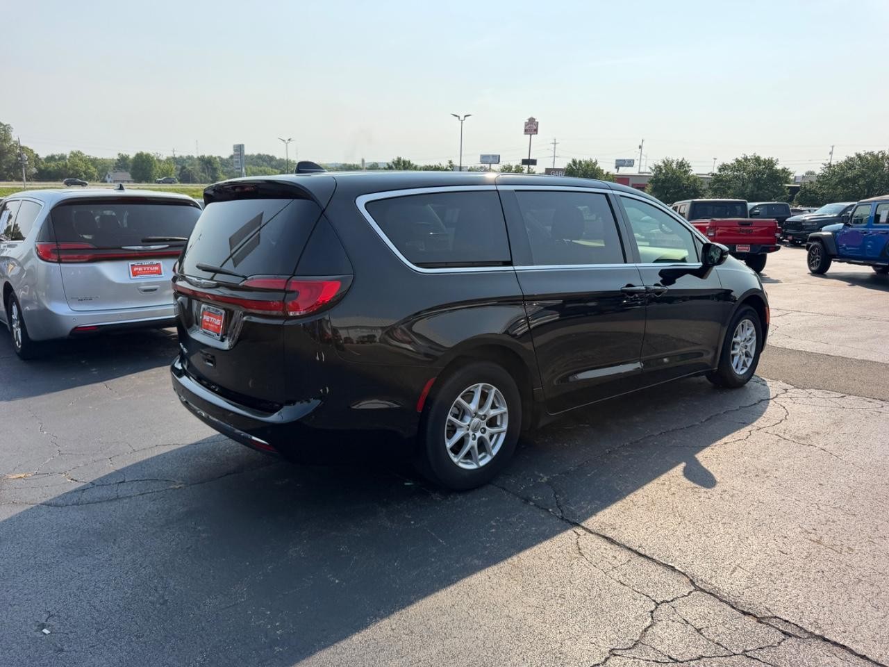 Chrysler Pacifica Vehicle Full-screen Gallery Image 03