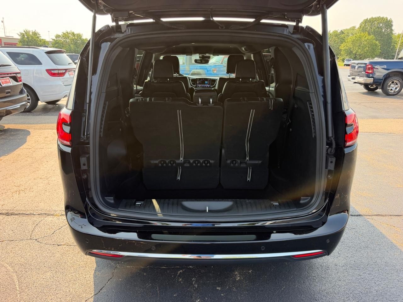 Chrysler Pacifica Vehicle Full-screen Gallery Image 05