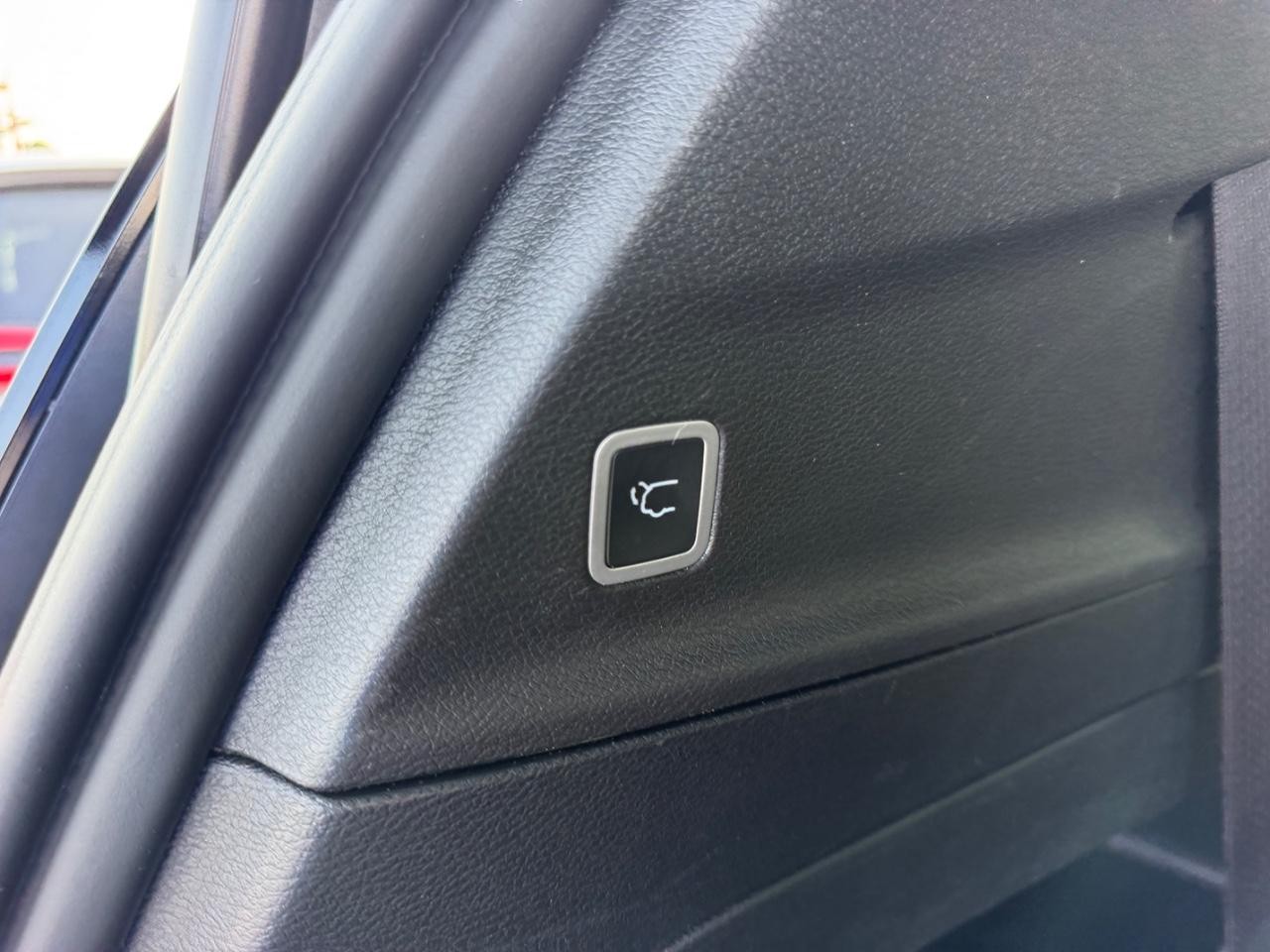 Chrysler Pacifica Vehicle Full-screen Gallery Image 06