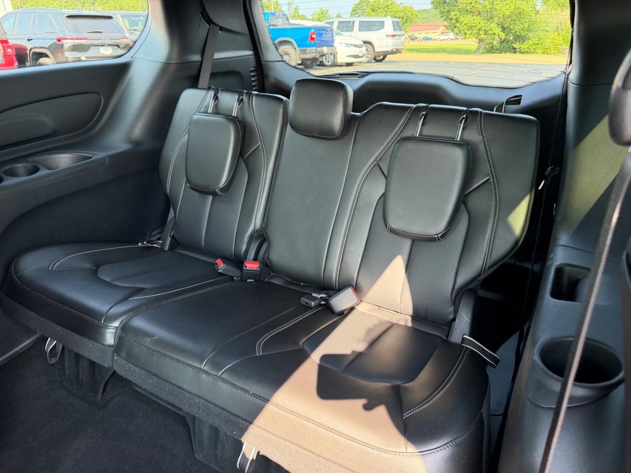 Chrysler Pacifica Vehicle Full-screen Gallery Image 10