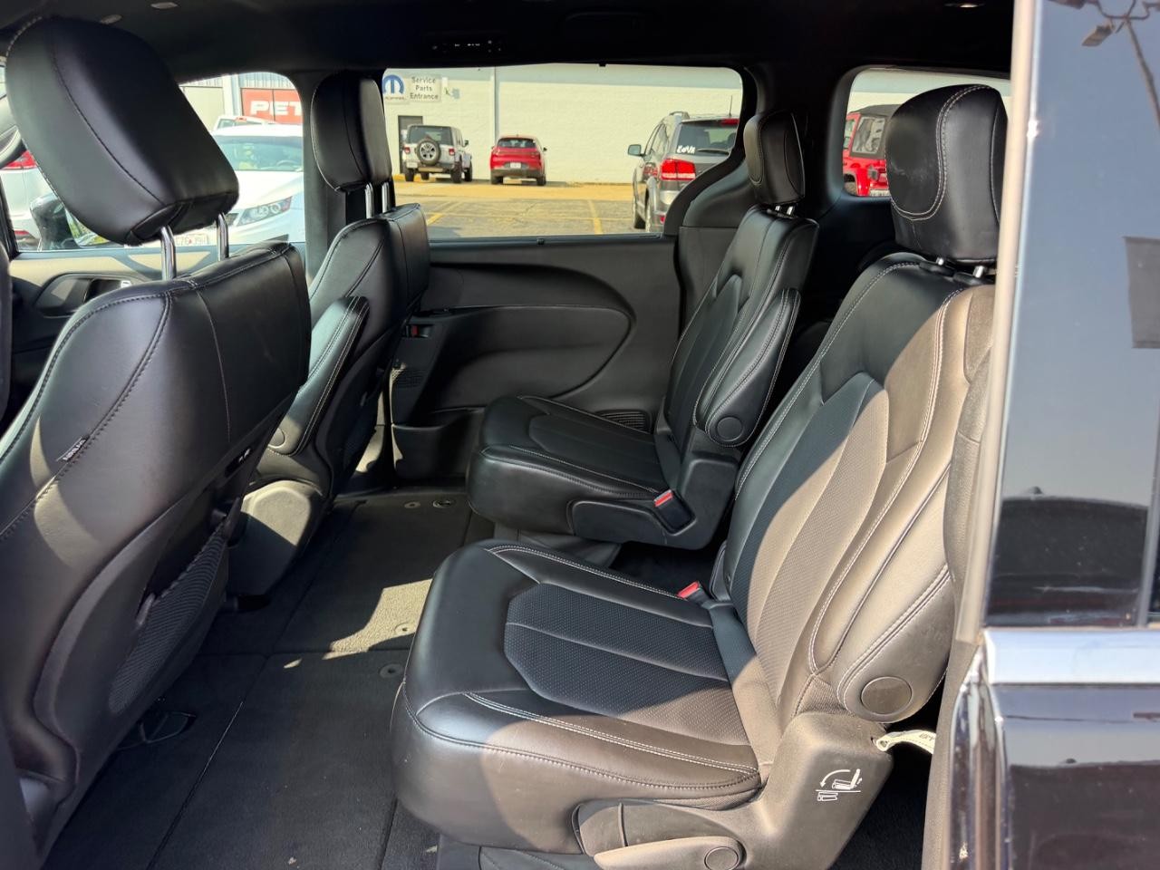 Chrysler Pacifica Vehicle Full-screen Gallery Image 11