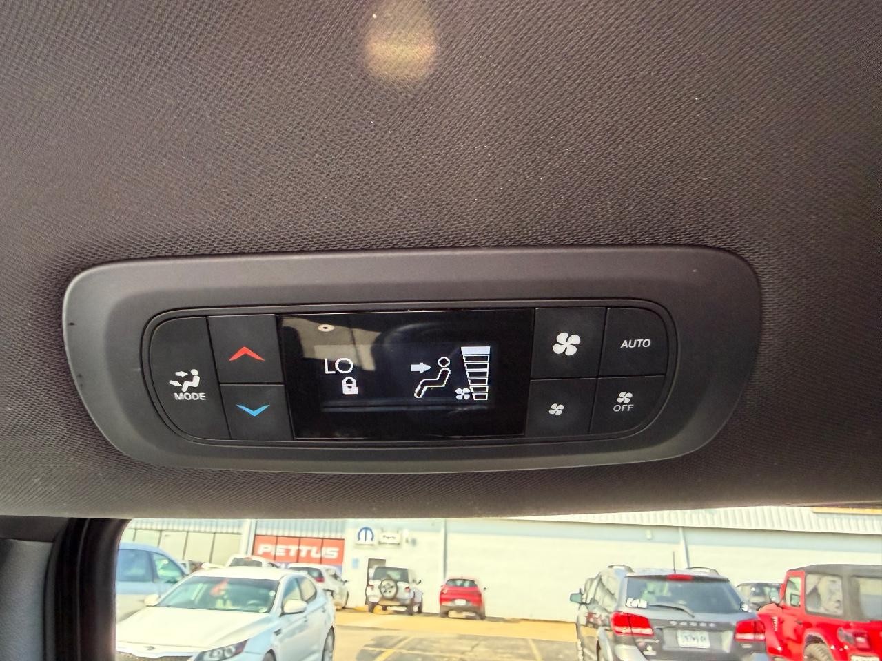 Chrysler Pacifica Vehicle Full-screen Gallery Image 12