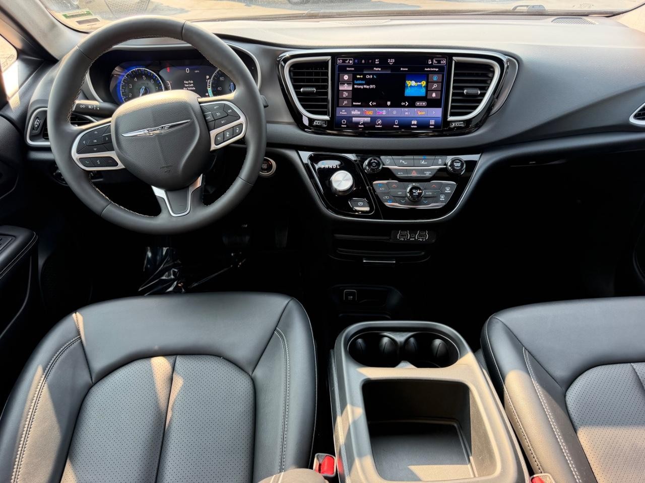 Chrysler Pacifica Vehicle Full-screen Gallery Image 13