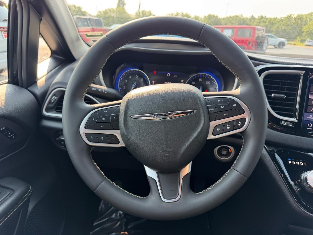 Chrysler Pacifica Vehicle Full-screen Gallery Image 14