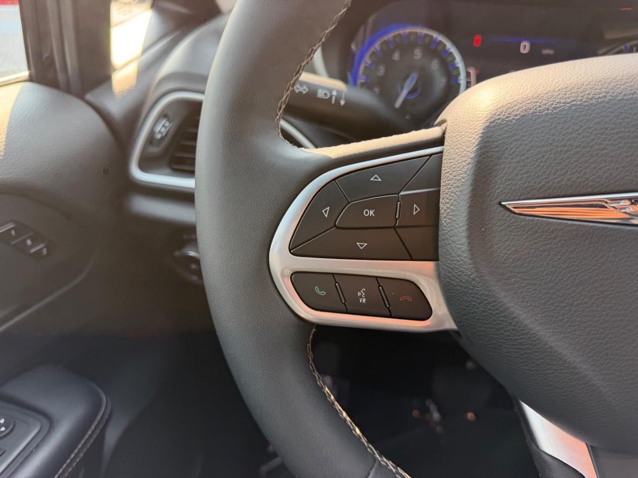 Chrysler Pacifica Vehicle Full-screen Gallery Image 15