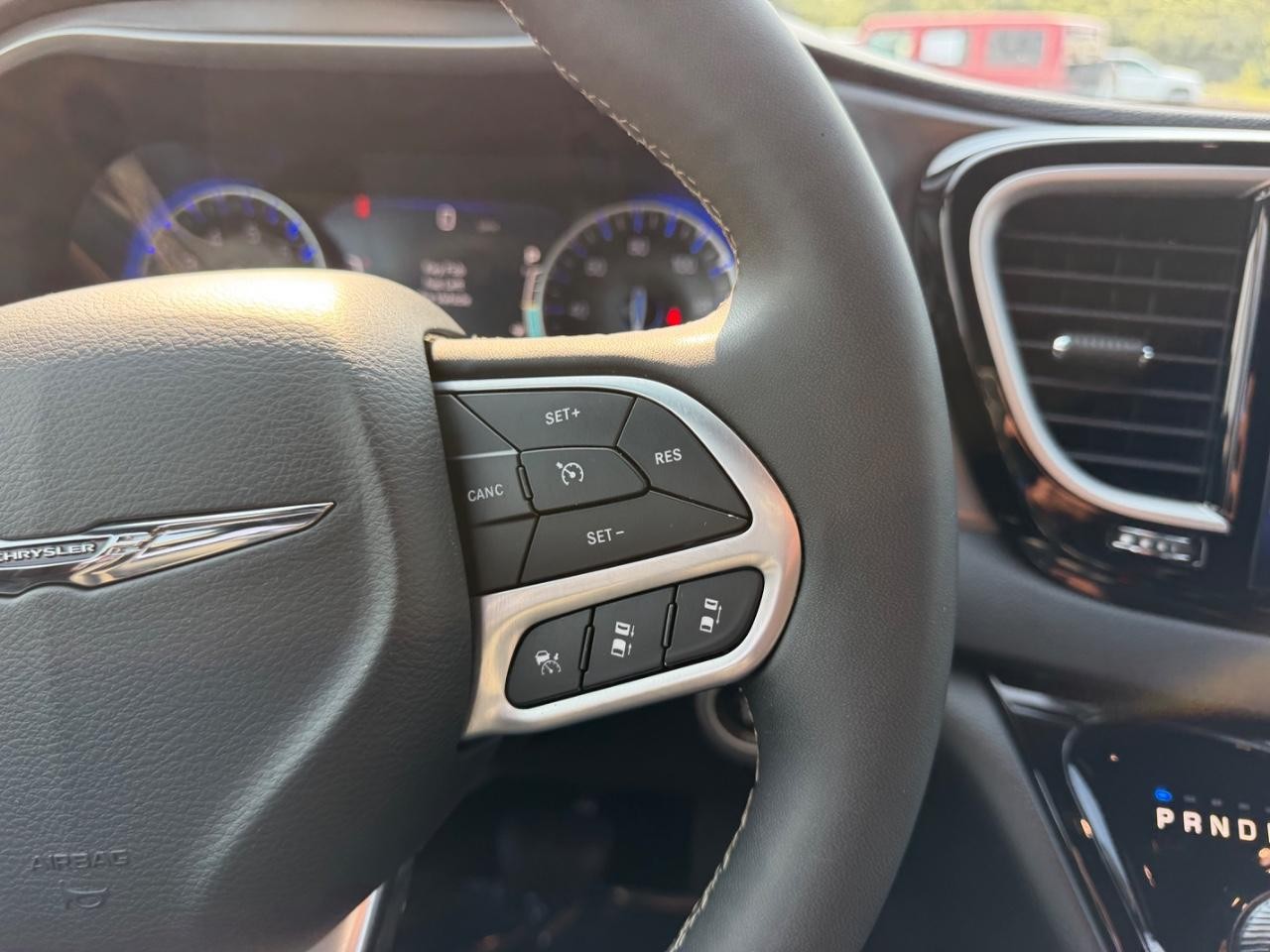 Chrysler Pacifica Vehicle Full-screen Gallery Image 16