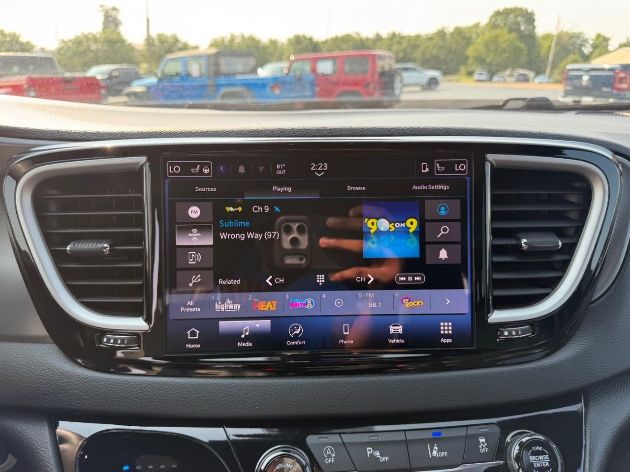 Chrysler Pacifica Vehicle Full-screen Gallery Image 17