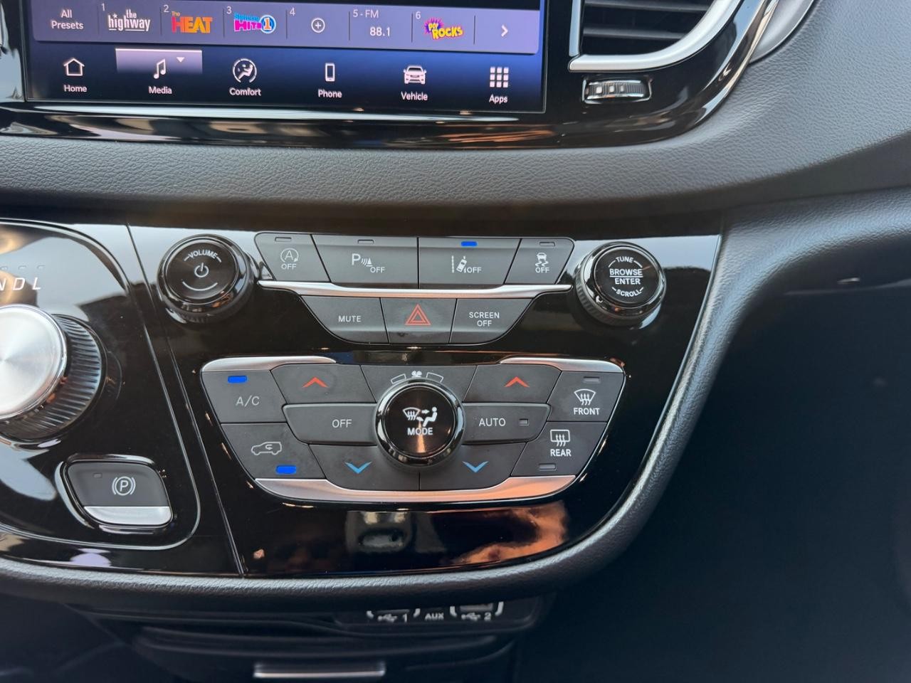Chrysler Pacifica Vehicle Full-screen Gallery Image 18