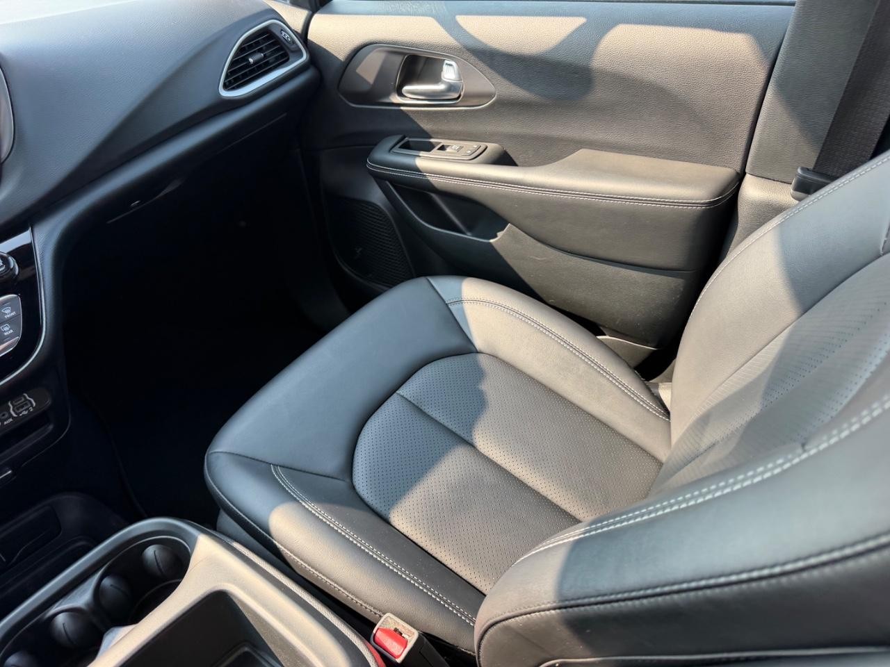 Chrysler Pacifica Vehicle Full-screen Gallery Image 20