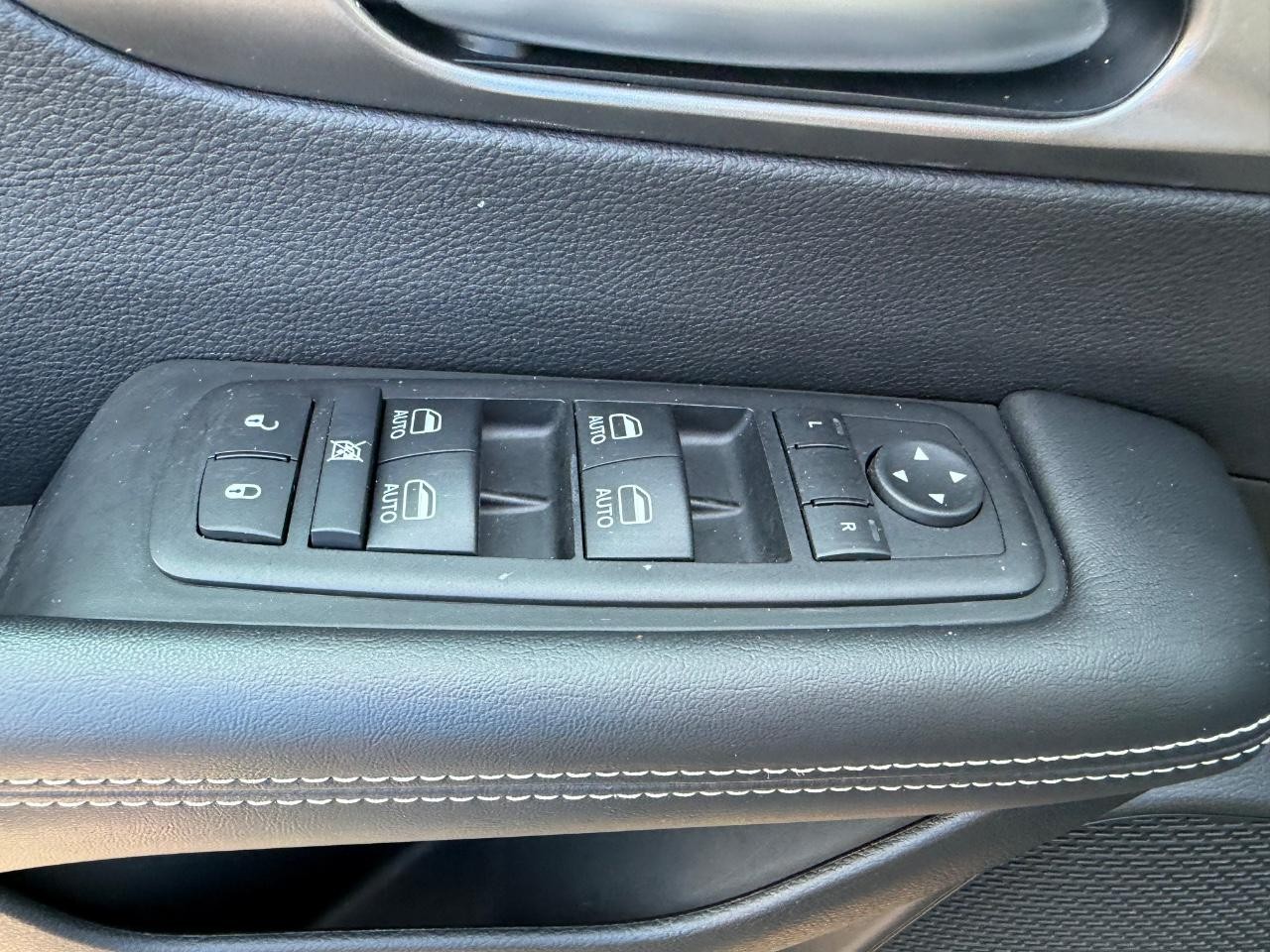Chrysler Pacifica Vehicle Full-screen Gallery Image 21