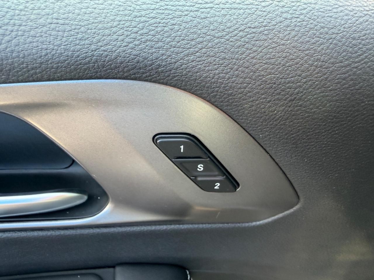 Chrysler Pacifica Vehicle Full-screen Gallery Image 22