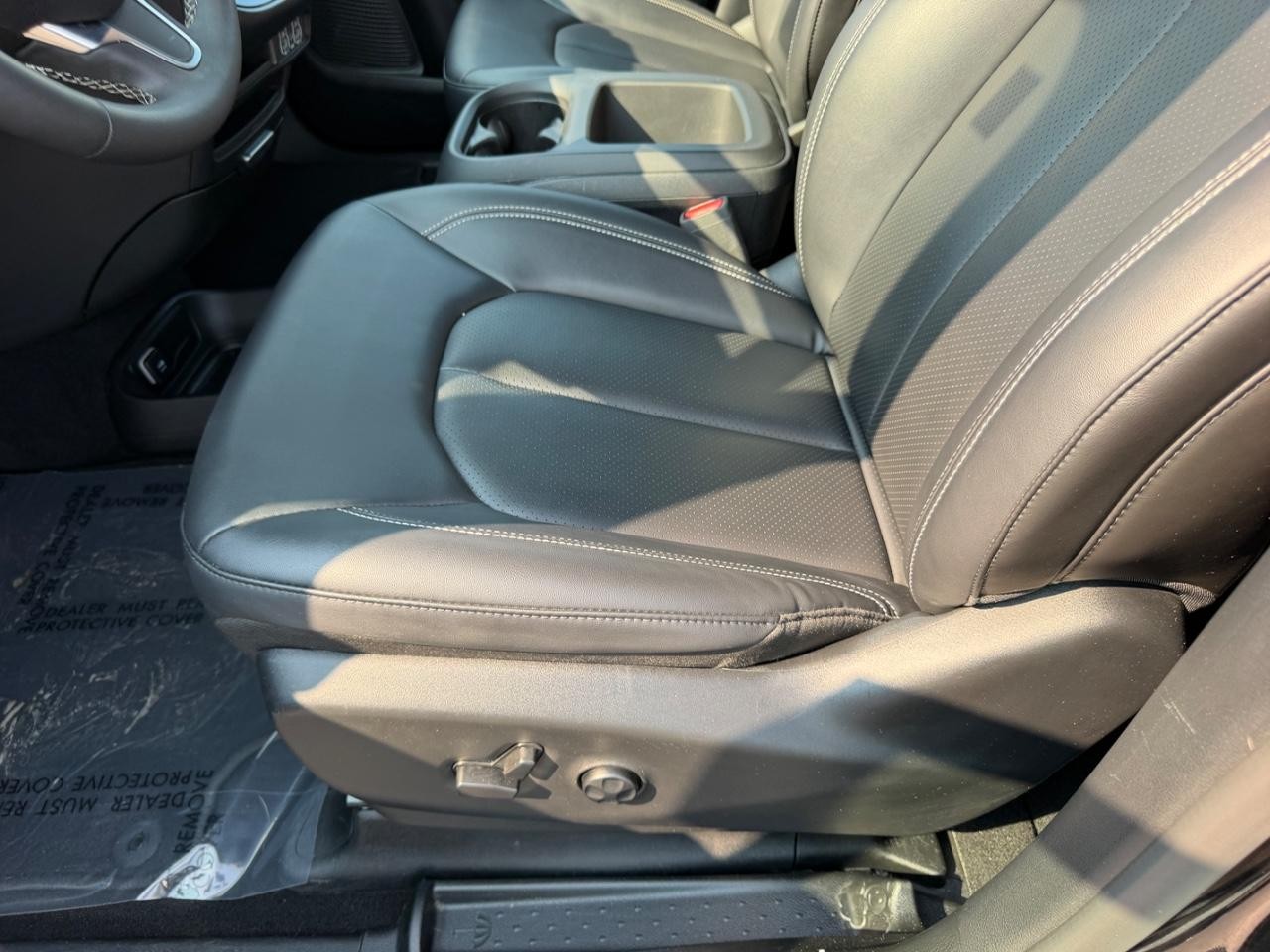 Chrysler Pacifica Vehicle Full-screen Gallery Image 23