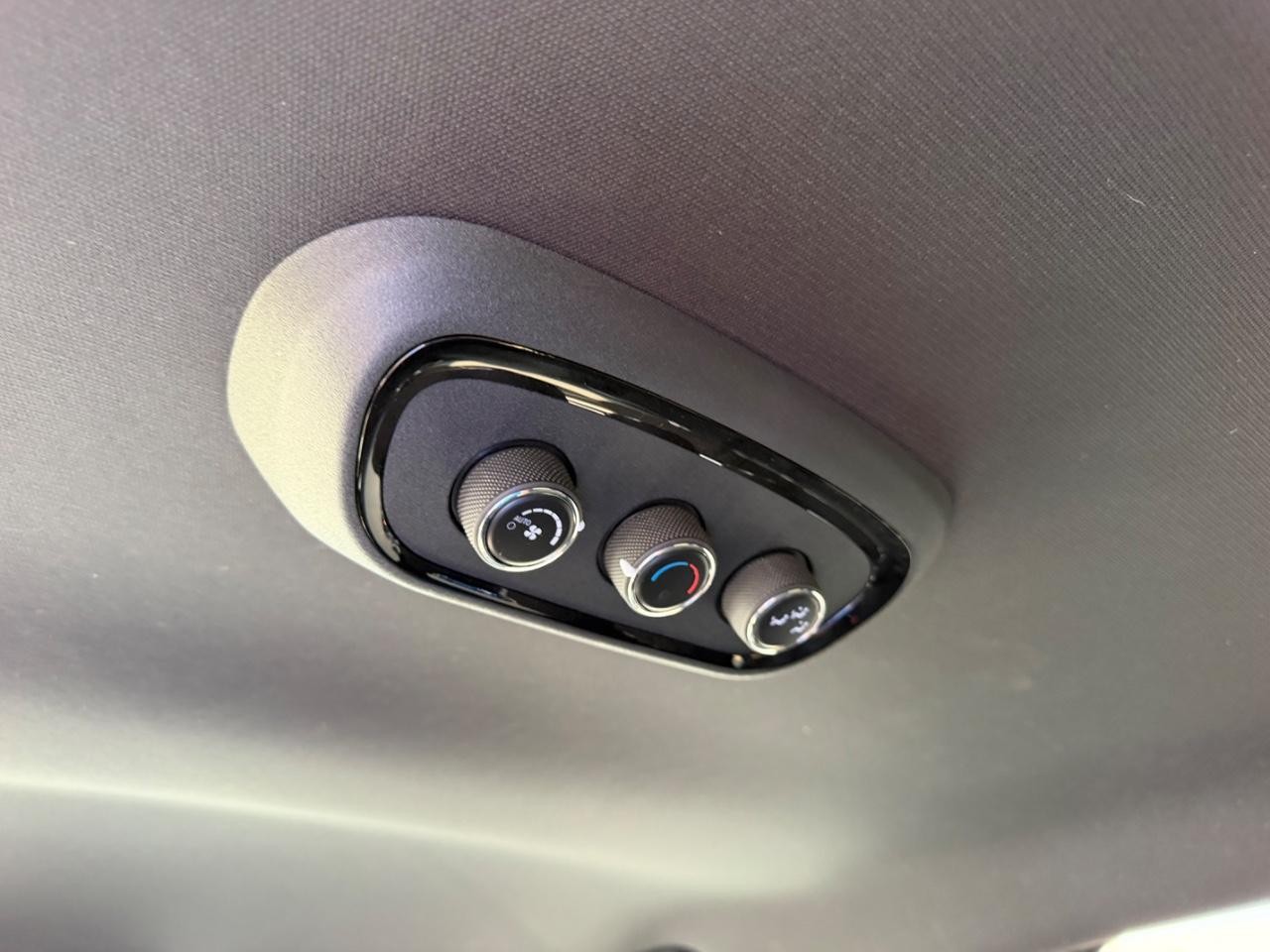 Dodge Durango Vehicle Full-screen Gallery Image 12
