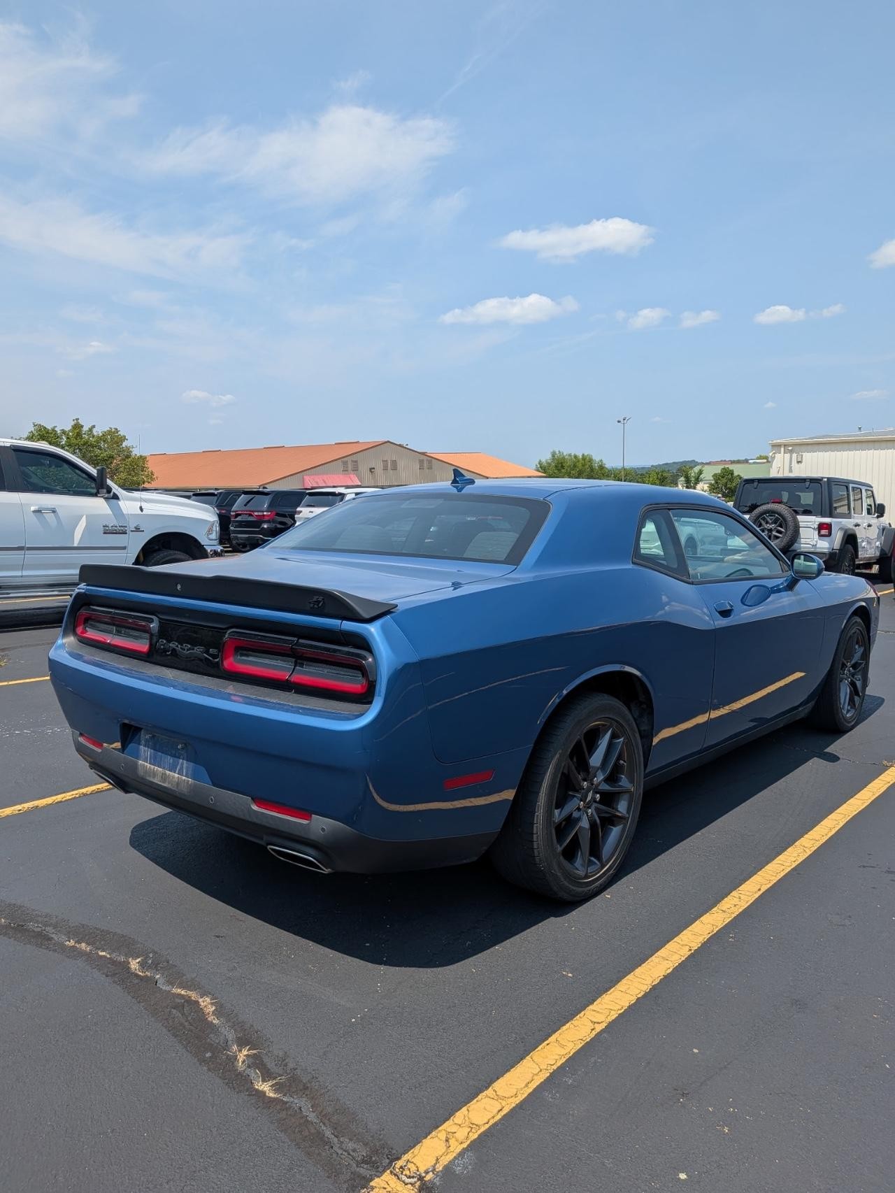 Dodge Challenger Vehicle Full-screen Gallery Image 03