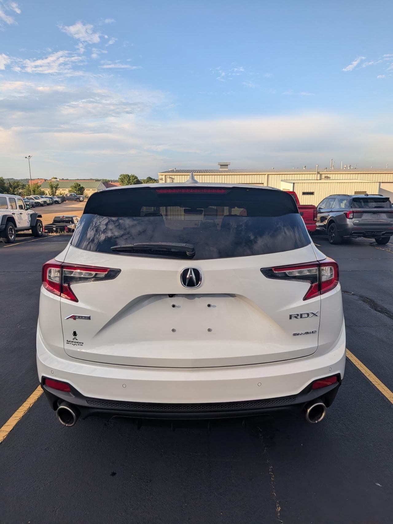 Acura RDX Vehicle Full-screen Gallery Image 04