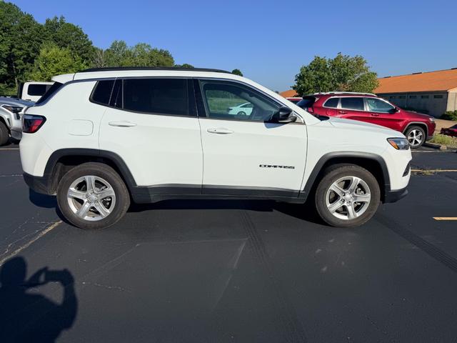2024 Bright White Clearcoat Jeep Compass Latitude 4X4 SUV