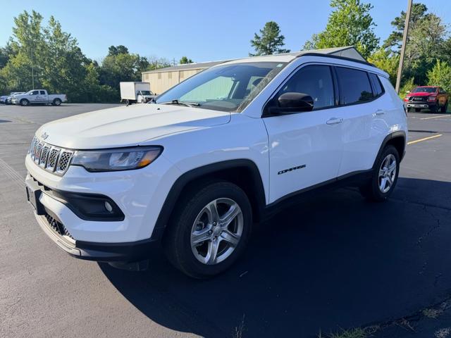 2024 Bright White Clearcoat Jeep Compass Latitude 4X4 SUV