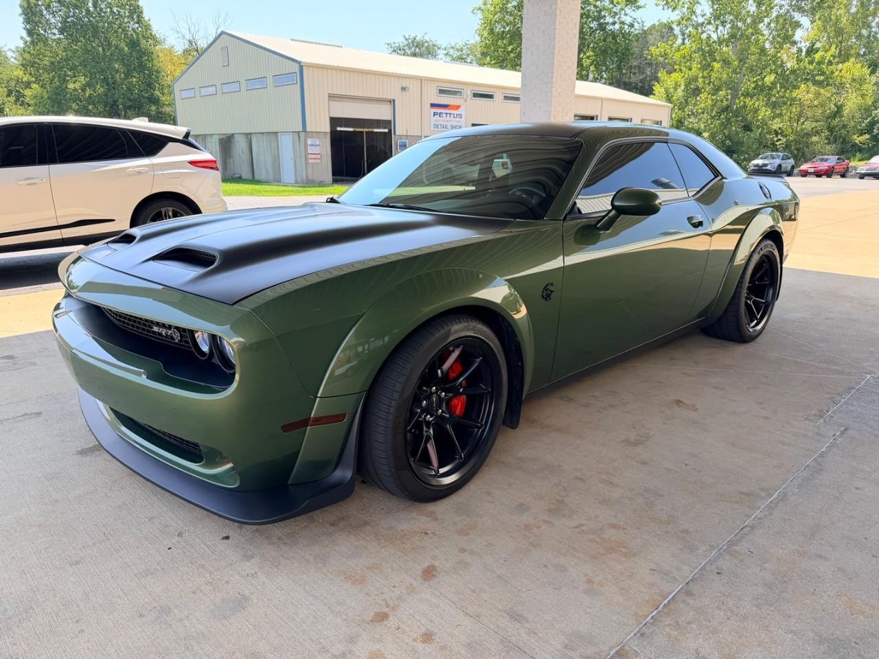 Dodge Challenger Vehicle Full-screen Gallery Image 02