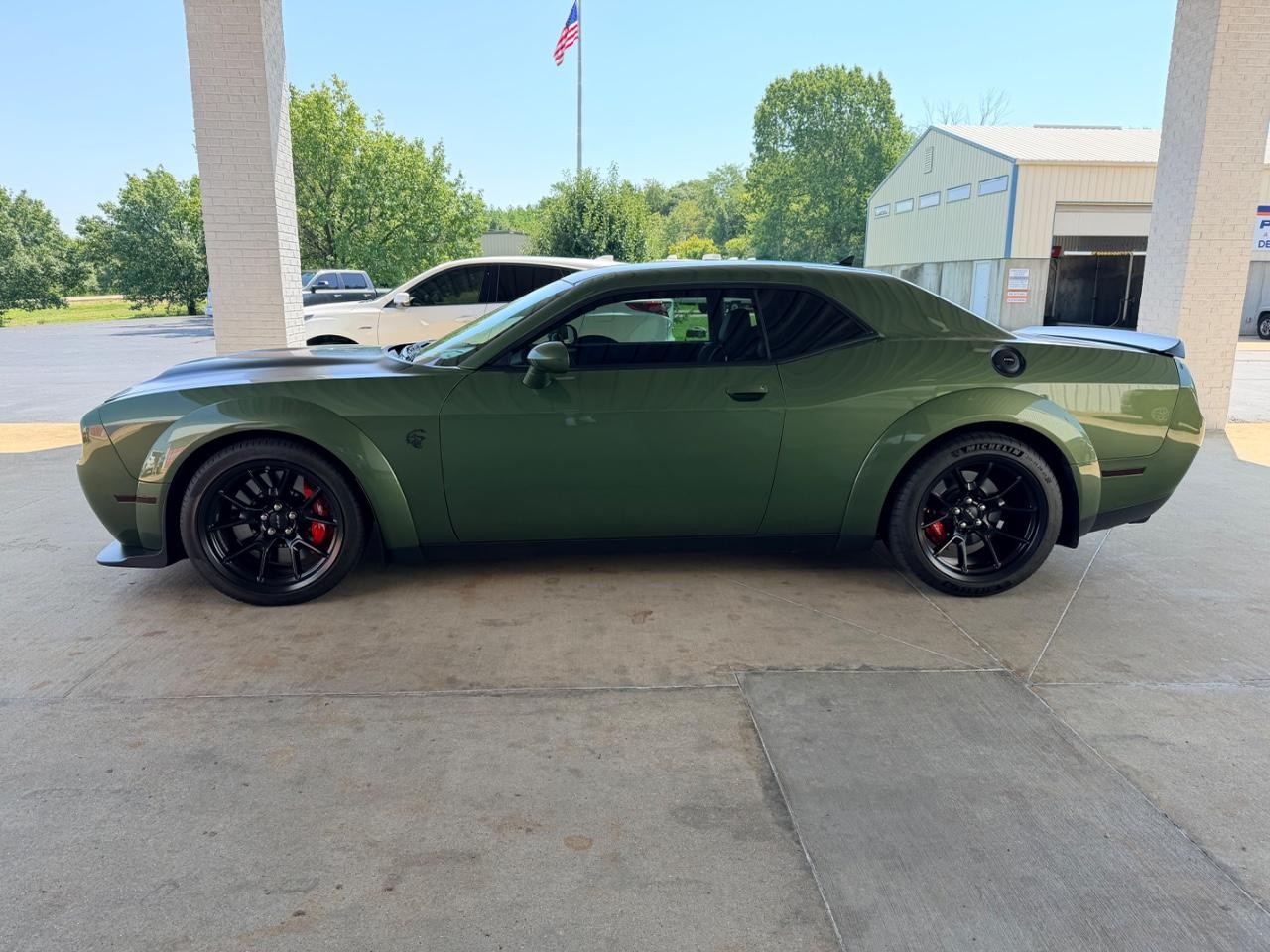Dodge Challenger Vehicle Full-screen Gallery Image 03