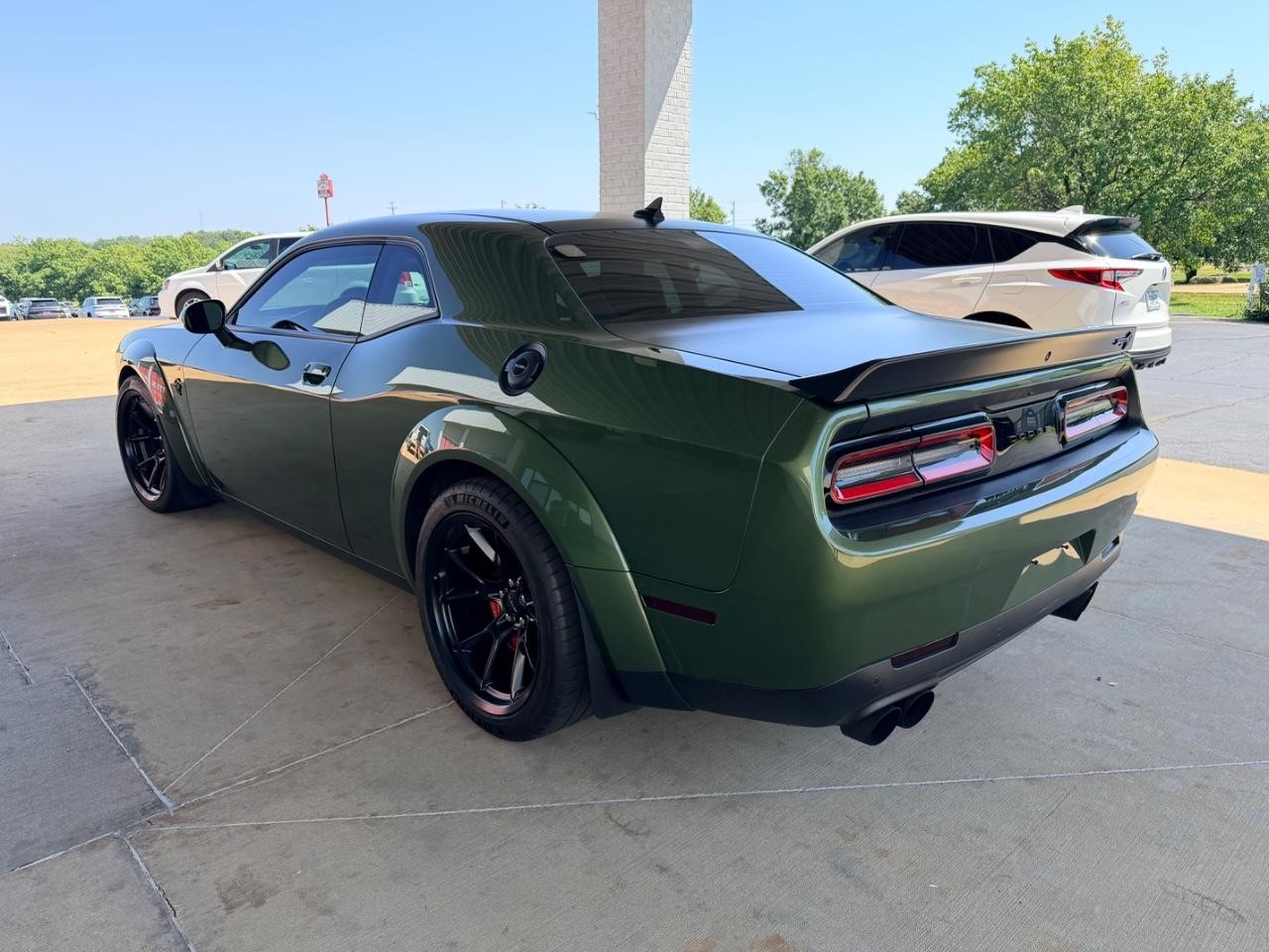 Dodge Challenger Vehicle Full-screen Gallery Image 05