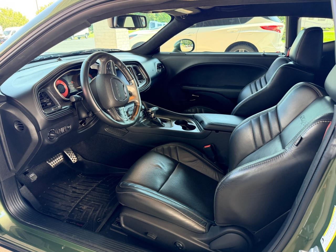 Dodge Challenger Vehicle Full-screen Gallery Image 08