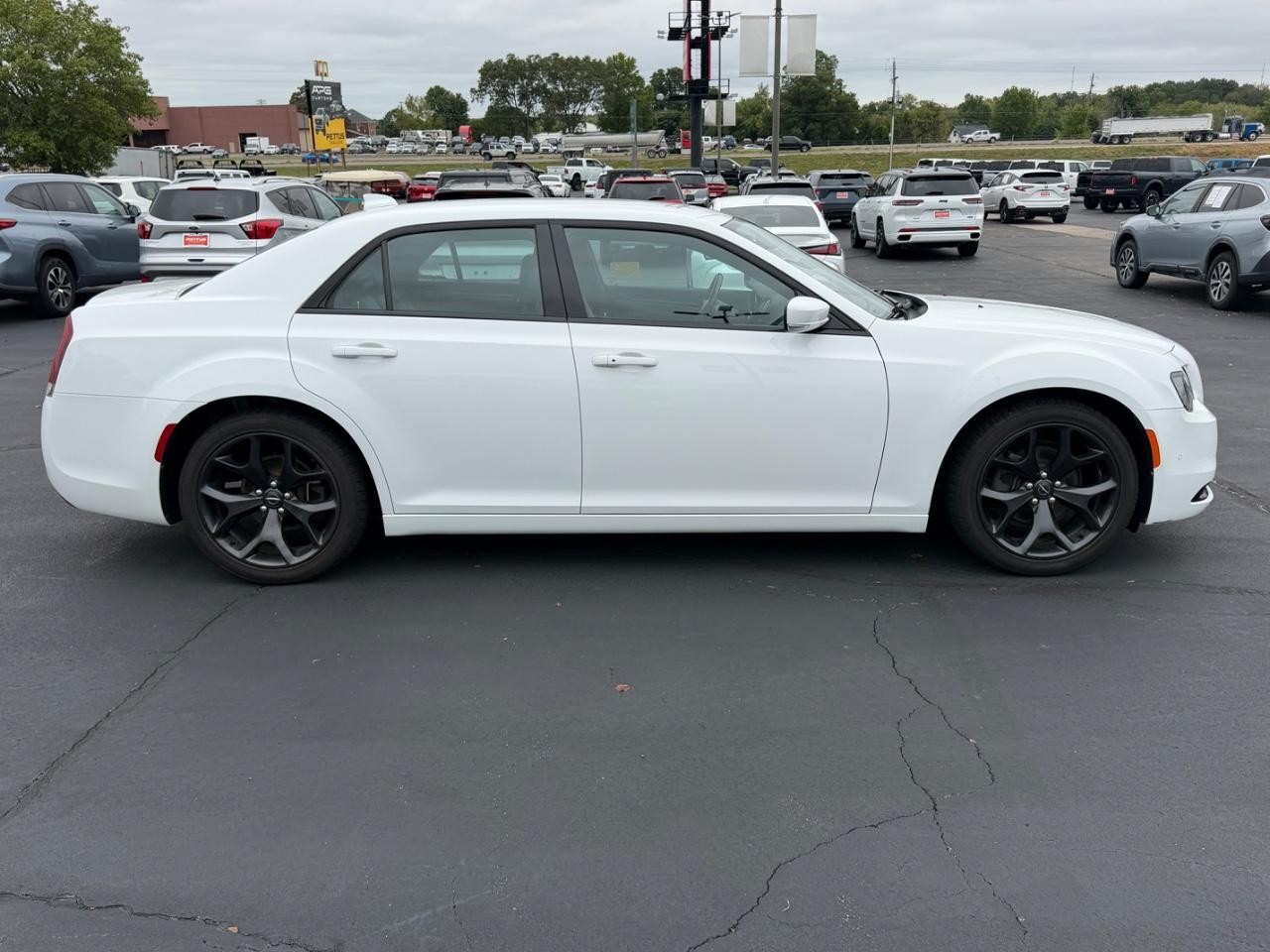 Chrysler 300 Vehicle Full-screen Gallery Image 02