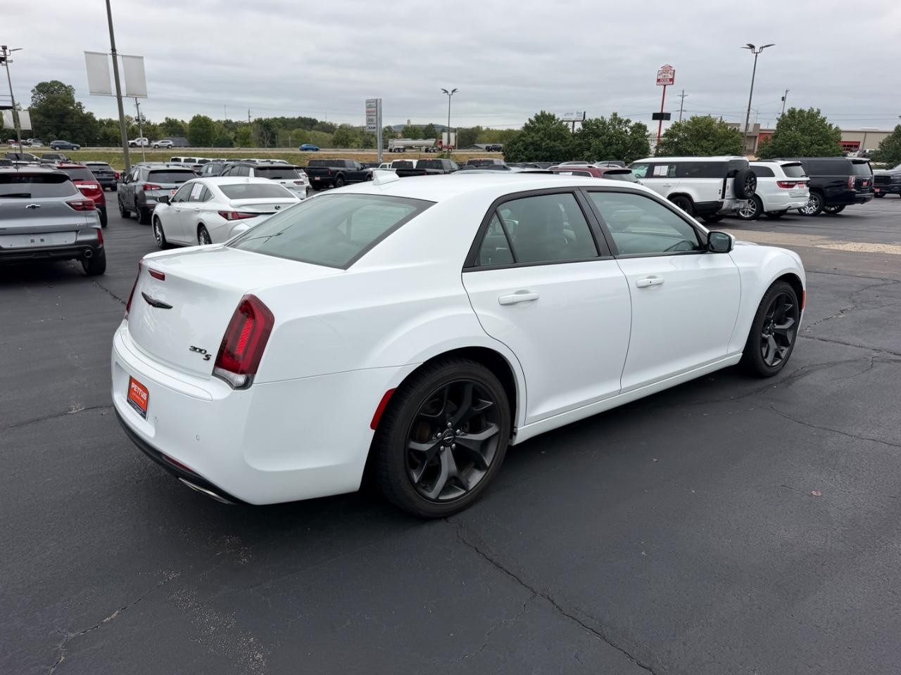 Chrysler 300 Vehicle Full-screen Gallery Image 03