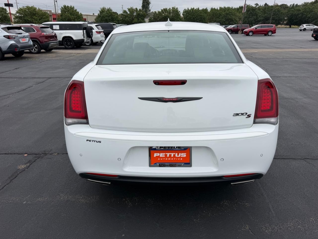 Chrysler 300 Vehicle Full-screen Gallery Image 04