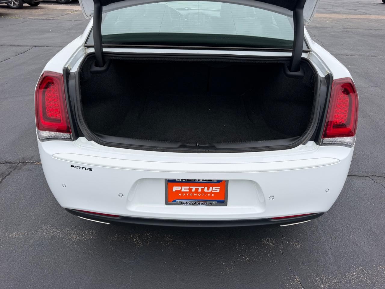 Chrysler 300 Vehicle Full-screen Gallery Image 05