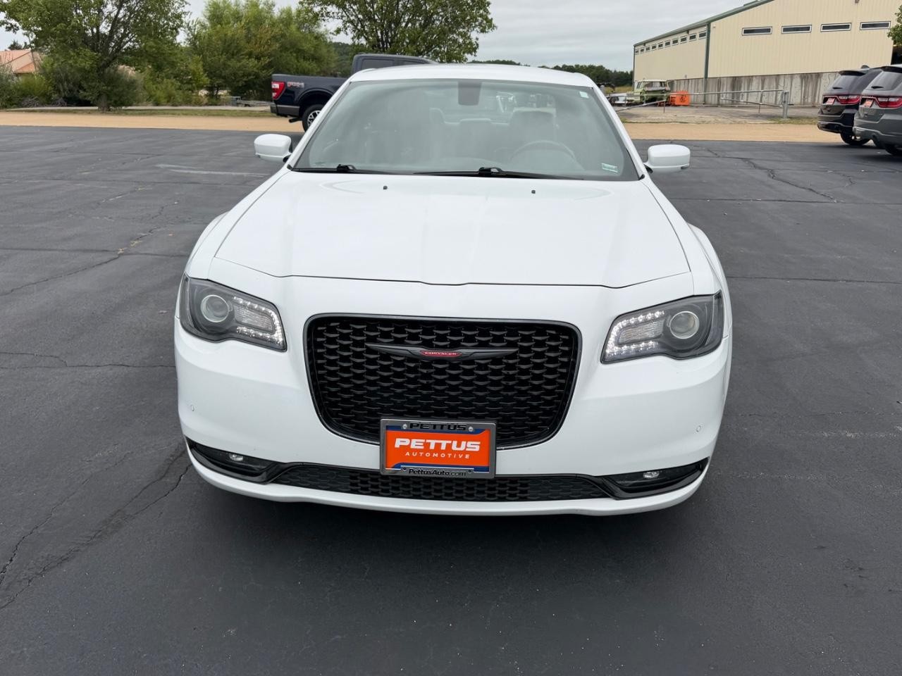 Chrysler 300 Vehicle Full-screen Gallery Image 08