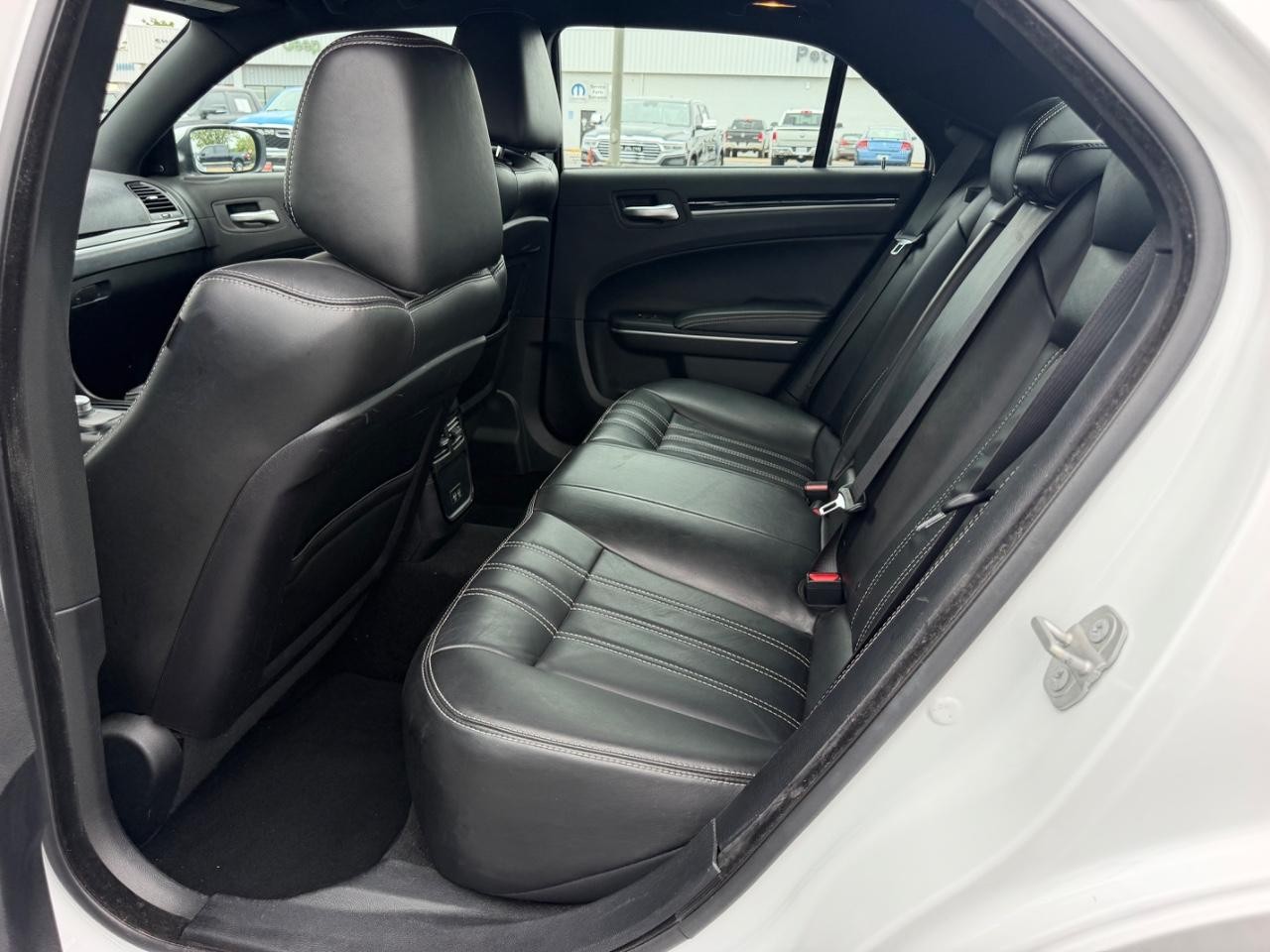Chrysler 300 Vehicle Full-screen Gallery Image 09